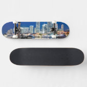 Ansicht der Skyline mit Reflexion im Wasser, Miami Skateboard (Horizontal)