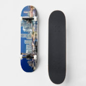Ansicht der Skyline mit Reflexion im Wasser, Miami Skateboard (Vorderseite)