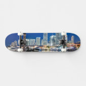 Ansicht der Skyline mit Reflexion im Wasser, Miami Skateboard (Horizontal)