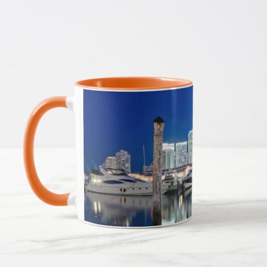 Ansicht der Skyline mit Reflexion im Wasser, Miami Tasse (Links)