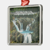 Ansicht der Spalte-Felsen-Fälle und der Brücke Silbernes Ornament (Links)