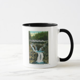 Ansicht der Spalte-Felsen-Fälle und der Brücke Tasse