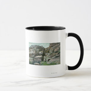 Ansicht der steigenden riesigen Felsen-Schritte in Tasse