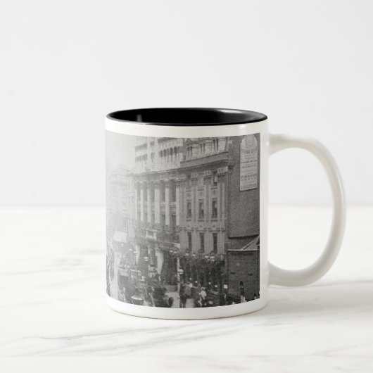 Ansicht der Tottenham-Gerichts-Straße, c.1885 Zweifarbige Tasse (Rechts)