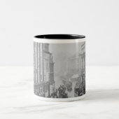 Ansicht der Tottenham-Gerichts-Straße, c.1885 Zweifarbige Tasse (Mittel)