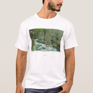 Ansicht des Bootes beginnend hinunter das Gerinne T-Shirt