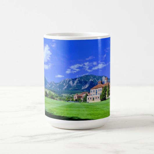 Ansicht des Flatirons vom CU Boulder-Campus Kaffeetasse (Mittel)