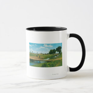 Ansicht des Golfspielers Ball schlagend Tasse