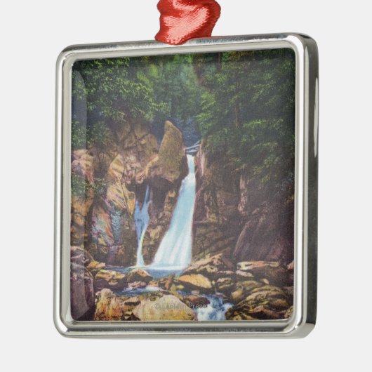 Ansicht des Heftigen Schlags-Bish fällt nahe Ornament Aus Metall (Links)