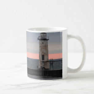 Ansicht des hellen Hauses und des Sonnenuntergangs Kaffeetasse