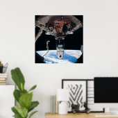 Ansicht des Hubble-Teleskops, mit Endeavour angedo Poster (Heimbüro)