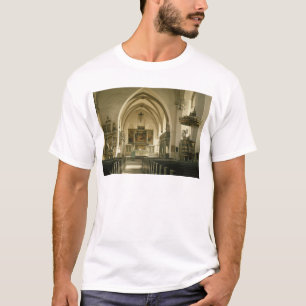 Ansicht des Innenraums der Kirche mit T-Shirt