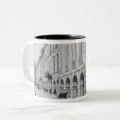 Ansicht des Säulengangs von Platz-DES Vosges Zweifarbige Tasse (Vorderseite Links)