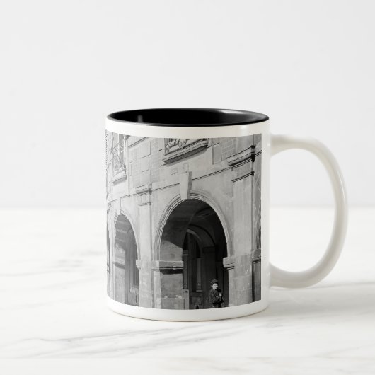 Ansicht des Säulengangs von Platz-DES Vosges Zweifarbige Tasse (Rechts)