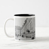 Ansicht des Säulengangs von Platz-DES Vosges Zweifarbige Tasse (Links)