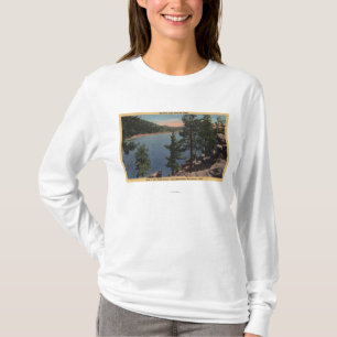 Ansicht des Sees durch die Kiefern T-Shirt