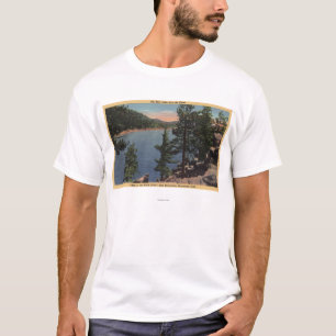 Ansicht des Sees durch die Kiefern T-Shirt