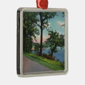 Ansicht des Seeufer-Antriebs entlang Chautauqua Ornament Aus Metall (Rechts)