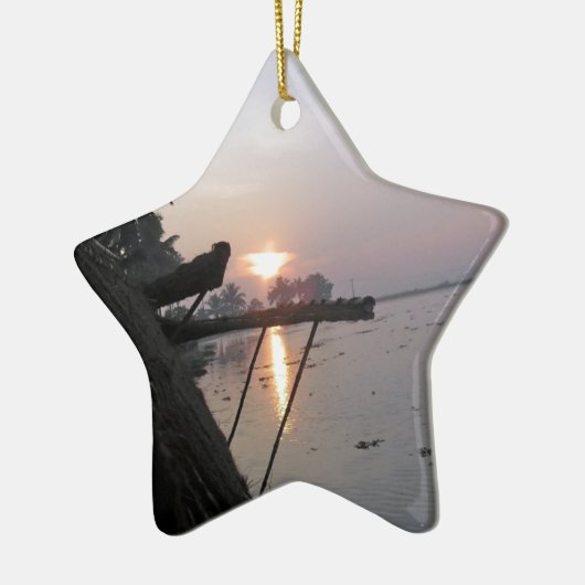 Ansicht des Sonnenaufgangs von einem Keramik Ornament (Links)