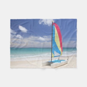Ansicht des Strandes mit Segelboot Fleecedecke