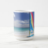 Ansicht des Strandes mit Segelboot Kaffeetasse (Mittel)