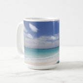 Ansicht des Strandes mit Segelboot Kaffeetasse (Vorderseite Links)