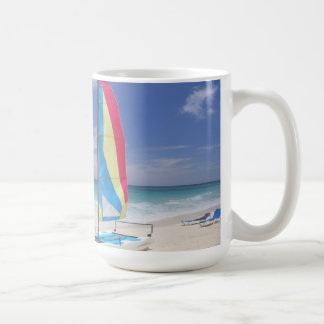 Ansicht des Strandes mit Segelboot Kaffeetasse