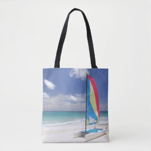 Ansicht des Strandes mit Segelboot Tasche