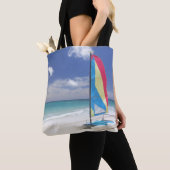 Ansicht des Strandes mit Segelboot Tasche (Von Nahem)