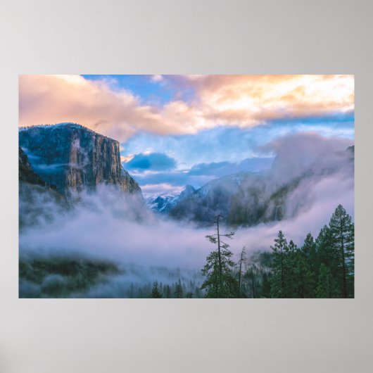 Ansicht des Yosemite-Tunnels mit Nebel Poster (Vorne)
