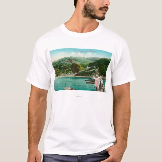 Ansicht einer Familie auf See DockInverness, CA T-Shirt (Vorderseite)