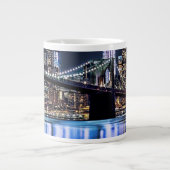Ansicht New York der Brooklyn-Brückenreflexion Jumbo-Tasse (Vorderseite)