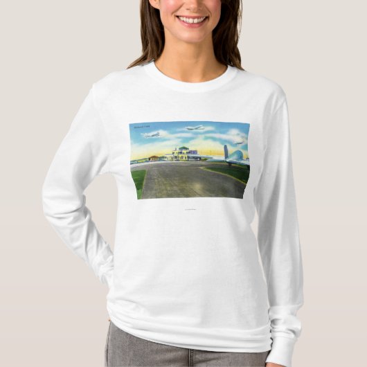 Ansicht von Brainard Feld, landende Flugzeuge u. T-Shirt (Vorderseite)