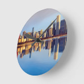 Ansicht von Chicago-Skylinen mit Reflexion Runde Wanduhr (Winkel)