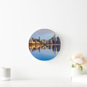 Ansicht von Chicago-Skylinen mit Reflexion Runde Wanduhr (Zuhause)