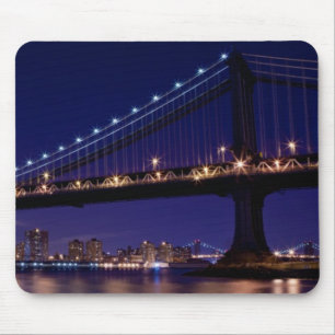 Ansicht von Manhattan-Brücke nachts Mousepad