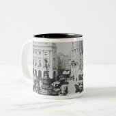 Ansicht von Piccadilly Zirkus, C. 1900 Zweifarbige Tasse (Vorderseite Links)