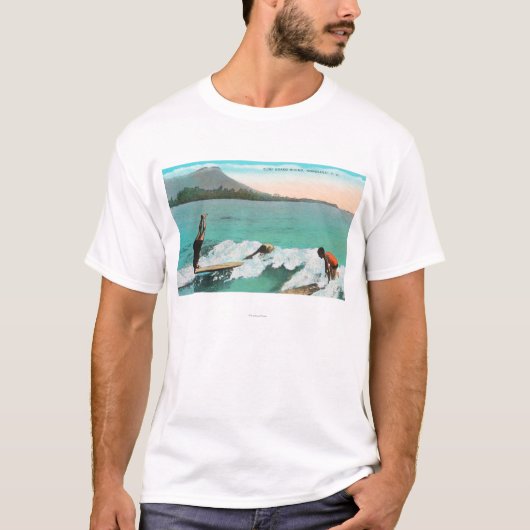 Ansicht von Surfer-Brett-Reiten, ein nehmendes a T-Shirt (Vorderseite)