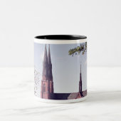 Ansicht von Uppsala-Kathedrale vom Schloss Zweifarbige Tasse (Mittel)