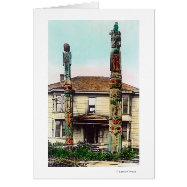 Ansicht von zwei TotempolesWrangell, AK (Vorne)