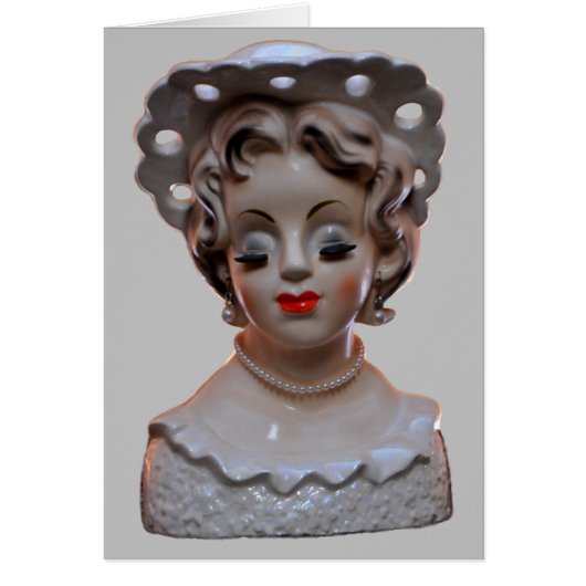 Anspruchsvolle Lady in einer Extravaganten Hutvase (Vorne)