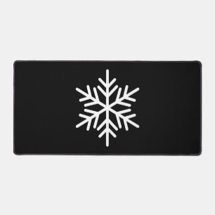 Anspruchsvolle nordische Schneeflocke auf modernem Schreibtischunterlage