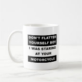 Anstarren entlang Ihrer Motorrad-lustigen Tasse (Links)
