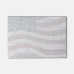 Anstrichene amerikanische Fahne an der Ziegelwand  Post-it Klebezettel