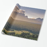 Anstrichfarbenes Gebirgspapier Geschenkpapier<br><div class="desc">Dieses Papier zeigt eine wunderschöne malerische Landschaft mit Bergen über einem waldreichen Tal.</div>