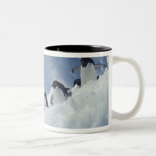 Antarctica. Adelie Pinguine Zweifarbige Tasse