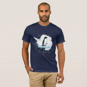 Antarctica Penguin Emblem – Polar Explorer Design T-Shirt (Vorne ganz)