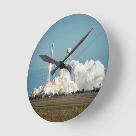 Antares Rocket Launch Runde Wanduhr (Winkel)