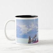 Antarktis, Ross Island, McMurdo Station, USCG Zweifarbige Tasse (Links)