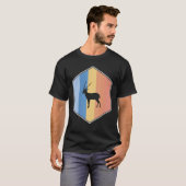 Antelope mit Retrofarben in einem Hexagon T-Shirt (Vorne ganz)